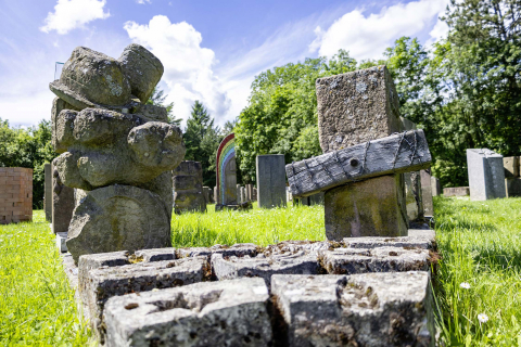 Das Mahnmal Neckarzimmern gebildet aus aufgereihten Gedenksteinen