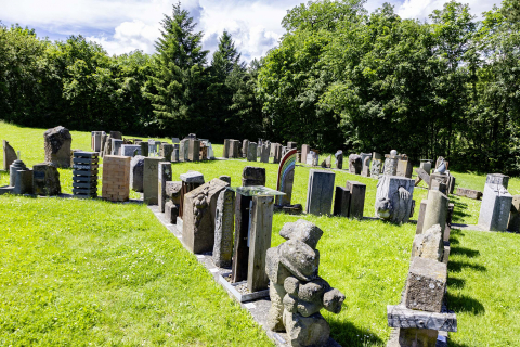 Aufgereihte Gedenksteine bilden Das Mahnmal in Neckarzimmern