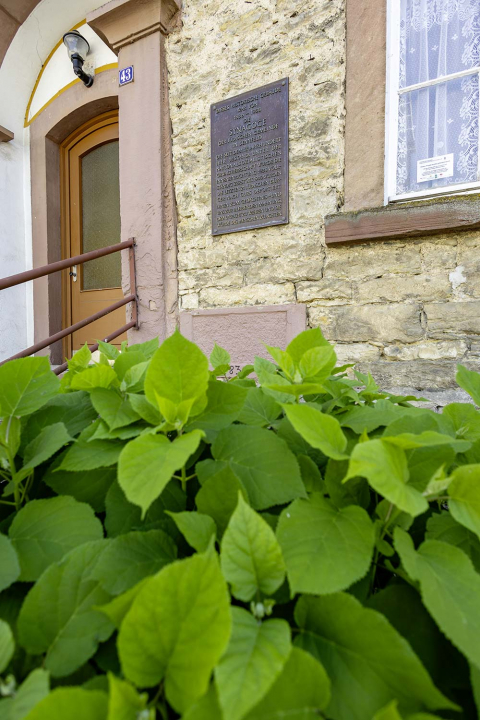 Der Aussenbereich der ehemaligen Synagoge in Sennfeld mit Blick auf die Gedenkplakette