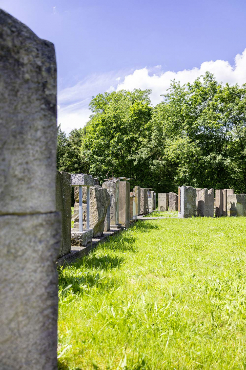 Das Mahnmal Neckarzimmern gebildet aus aufgereihten Gedenksteinen