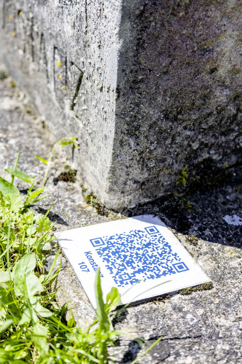 Ein QR-Code auf einem Gedenkstein des Mahnmal Neckarzimmern lädt dazu ein mehr zu erfahren.