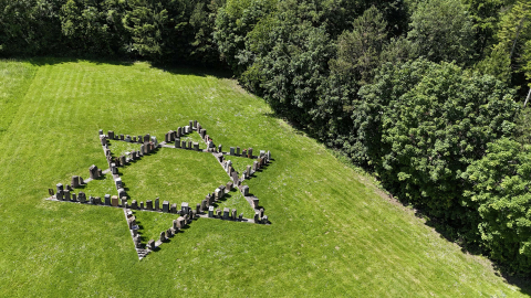 Luftaufnahme des 25 Meter großen Mahnmals in Form eines Davidsterns.