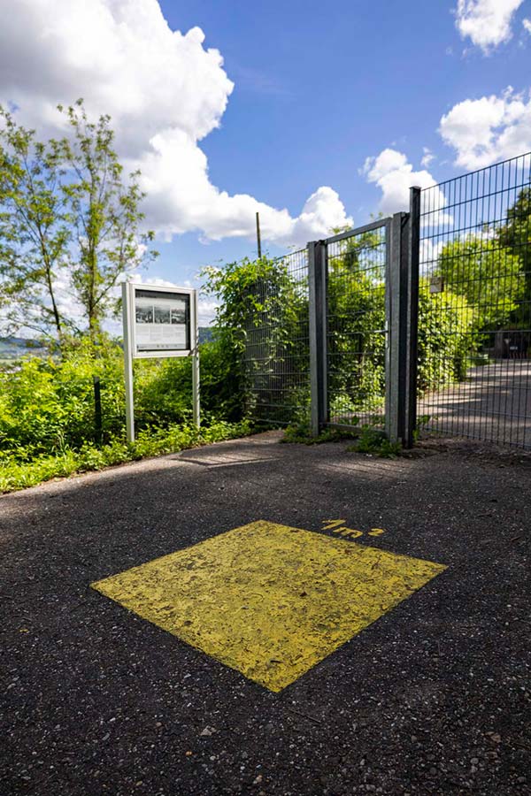 Das Bild zeigt die siebte Station des Goldfisch-Pfads: Der Stolleneingang. Auf dem Boden ist ein Quadratmeter markiert.